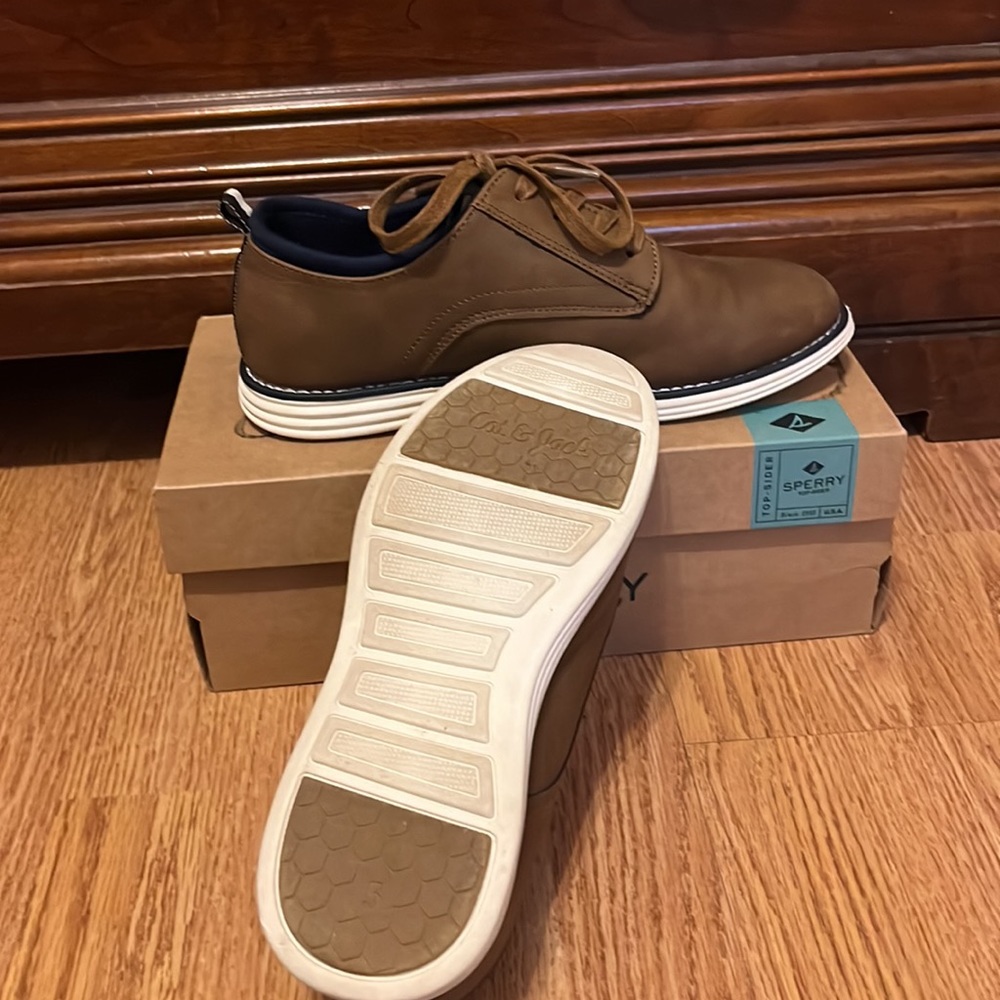 Cat & Jack (Like New) Boys size 5 shoes